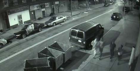 Cámaras de seguridad captaron al grupo caminando por la zona donde ocurrió el crimen.