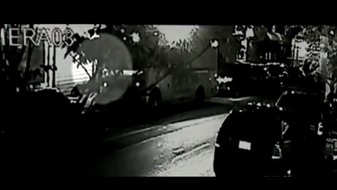 NYPD examina el video de una cámara de seguridad para tratar de esclarecer el móvil del crimen.