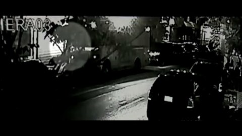 NYPD examina el video de una cámara de seguridad para tratar de esclarecer el móvil del crimen.