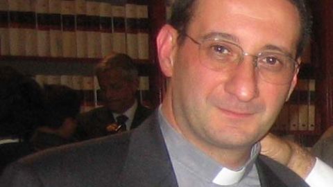 Capozzi fue ordenado sacerdote en 1992.