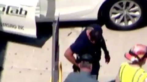 La Policía y cuerpos de emergencia atienden el percance.