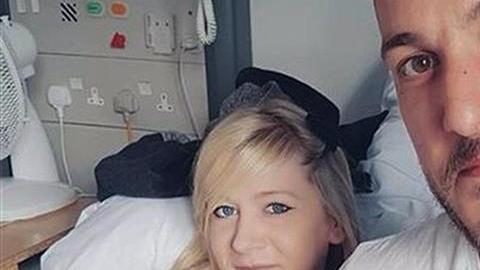 Connie Yates y Chris Gard con su bebé Charlie, en un hospital de Londres.