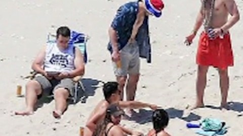 El gobernador Chris Christie, familia y amigos, disfrutan una playa pública como si fuera privada.