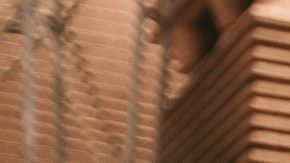 Álvaro Vásquez Osorio, creador de Bioestibas con algunas de las estibas elaboradas con tallos de hortensias./Cortesía