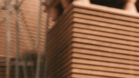 Álvaro Vásquez Osorio, creador de Bioestibas con algunas de las estibas elaboradas con tallos de hortensias./Cortesía