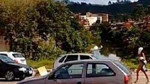 La mujer caminó desnuda por una carretera de la ciudad de Manhuacu, en Brasil.