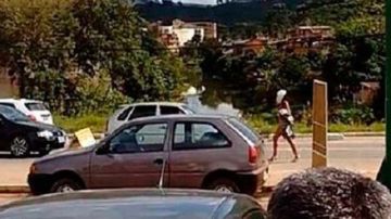 La mujer caminó desnuda por una carretera de la ciudad de Manhuacu, en Brasil.