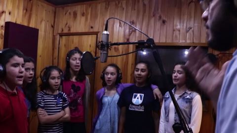 Coro de niños cantando la Despacito en Guaraní.