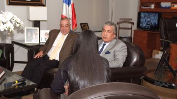 El consul dominicano en Nueva York, Carlos Castillo, habla con una de las dominicanas denunció haber sido violada.