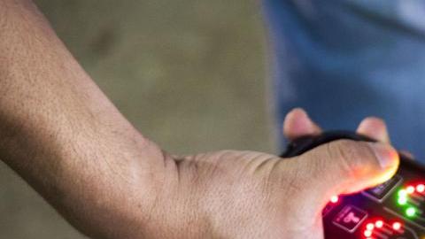 En sus redadas, ICE toma información de inmigrantes para luego determinar si son sujetos a deportación.