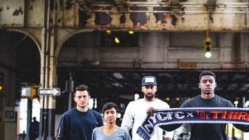 Jugadores y fans del New York City FC posan con la nueva línea de ropa del equipo.