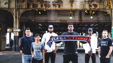 Jugadores y fans del New York City FC posan con la nueva línea de ropa del equipo.