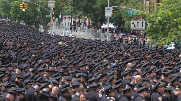 Cientos de policías, no sólo de NYC sino de todo el país, asistieron al funeral de Familia.
