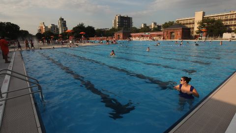 Las albercas públicas en NYC son una gran opción para el verano.