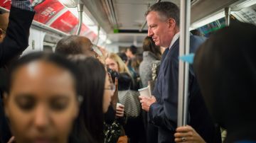 Bill de Blasio charla con una pasajera del Subway en octubre de 2014 mientras se dirigía al Ayuntamiento.