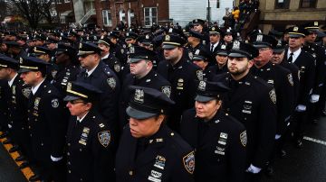 Centenares de policías atendieron al funeral de Wenjian Liu, uno de los dos oficiales asesinados mientras patrullaban en Brooklyn en diciembre de 2014.