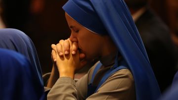 Una monja reza en la catedral Saint Joseph de Nueva York. El miércoles una homóloga suya fue amenazada de muerte.