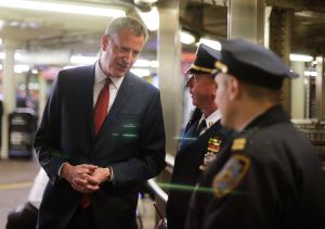 Apuñalaron a pasajero en la cabeza en Times Sq, estación del Metro de Nueva York con comisaría NYPD