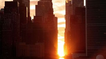 Manhattanhenge ocurre cuando el sol poniente se alinea con las calles de NYC