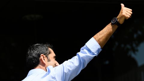 Ernesto Valverde saluda a los medios de comunicación en su presentación como entrenador del FC Barcelona el 31 de mayo.