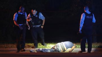 Policías junto al cadáver de un hombre baleado en Chicago el 3 de julio.