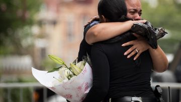 Miembros de NYPD se abrazan en el homenaje a Miosotis Familia, que fue asesinada mientras patrullaba en El Bronx.