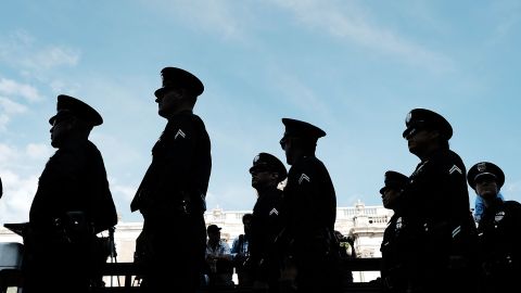 Uno de los agentes habló en español con Rodríguez para hacerle entrar en razón.