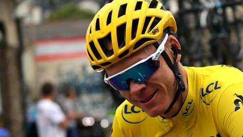 El ciclista inglés Chris Froome del Team Sky celebra durante la etapa 21 del Tour de France 2017.