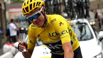 El ciclista inglés Chris Froome del Team Sky celebra durante la etapa 21 del Tour de France 2017.