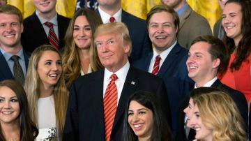 El presidente Trump durante su fotografía con becarios de la Casa Blanca.