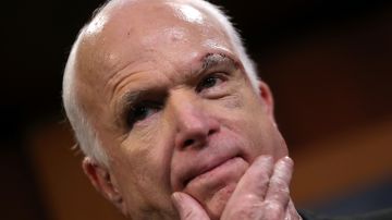 John McCain (R-AZ) salió del hospital a interpretar una de sus más geniales maniobras políticas en Washington.