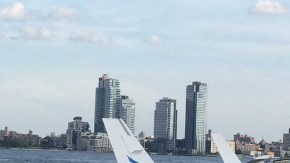 El hidroavión en el East River.