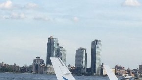 El hidroavión en el East River.