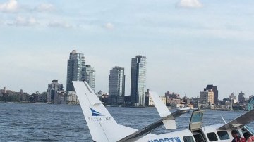 El hidroavión en el East River.