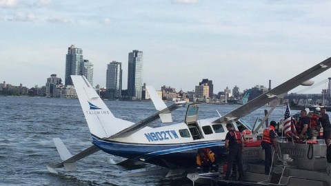 El hidroavión en el East River.