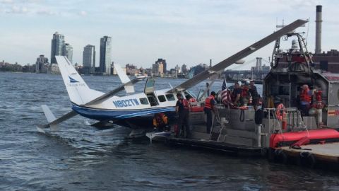 El hidroavión en el East River.