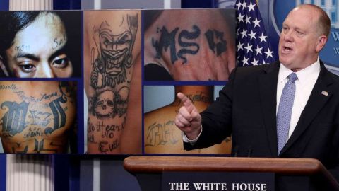 La semana pasada el gobierno de Donald Trump enfocó en su plan de "mano dura" contra la MS-13, la pandilla más poderosa de El Salvador. Aquí, el Director de ICE habla del asunto, mientras que el procurador Sessions visitaba El Salvador.