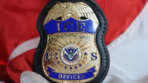 ICE analiza cómo reportar a los condados y ciudades que no ayudan a retener a inmigrantes.