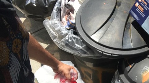 El “super” Guillermo Martínez se queja de la falta de conciencia sobre el reciclaje de los inquilinos de su edificio