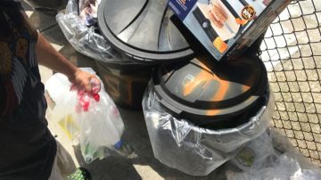 El “super” Guillermo Martínez se queja de la falta de conciencia sobre el reciclaje de los inquilinos de su edificio