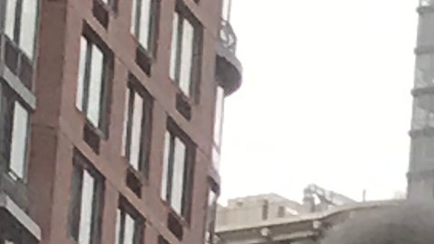 Las columnas de humo comenzaron a salir poco después de las 5 pm.