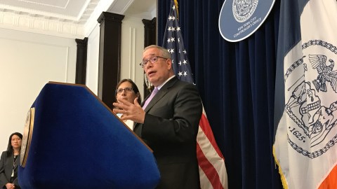 El contralor Scott Stringer durante la denuncia de equipos y computadoras perdidos en las escuelas