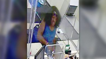 En ladrón iba disfrazado con una peluca y ropa de mujer cuando amenazó al cajero para que le entregara 1,000 dólares.