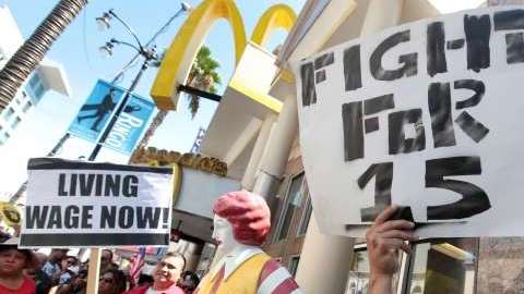 Empleados de restaurantes de comida rápida durante una protesta en Hollywood, a  favor de un aumento al salario mínimo.