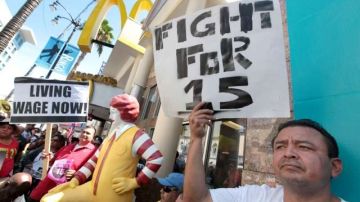Empleados de restaurantes de comida rápida durante una protesta en Hollywood, a  favor de un aumento al salario mínimo.
