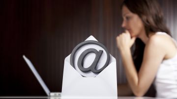Si se suman los e mails que se contestan desde casa, se gestionan una media superior a 100 al día en algunos trabajos./Shutterstock