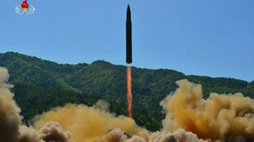 El régimen norcoreano transmitió imágenes del lanzamiento de un misil intercontinental.