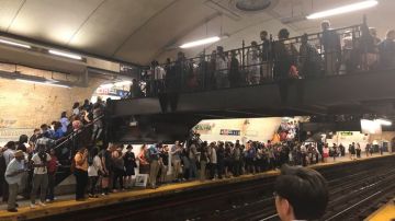 Centenares de neoyorquinos se amontonan en la estación de la calle 168 esperando al tren.