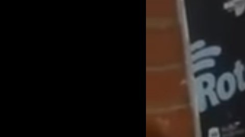 La pequeña le reclama a su padre que la haya castigado.