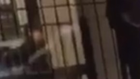 Ana Martínez agarra en brazos a la pequeña que nació en una estación de tren de Brooklyn.